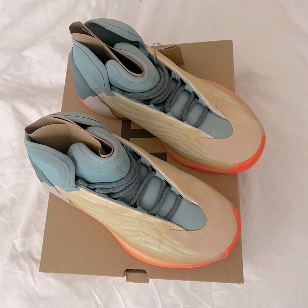 YEEZY QUANTUM “High-Res Coral”